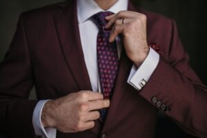 detail-wedding-tie-formal-suit-groom-elegant-hands-in-frame-formal-wear-wedding-inspiration_t20_GJ1P3R