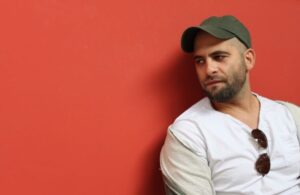 portrait-portrait-people-wall-male-colorful-red-hat-monochrome-man-person-background-candid-minimal_t20_novZO6